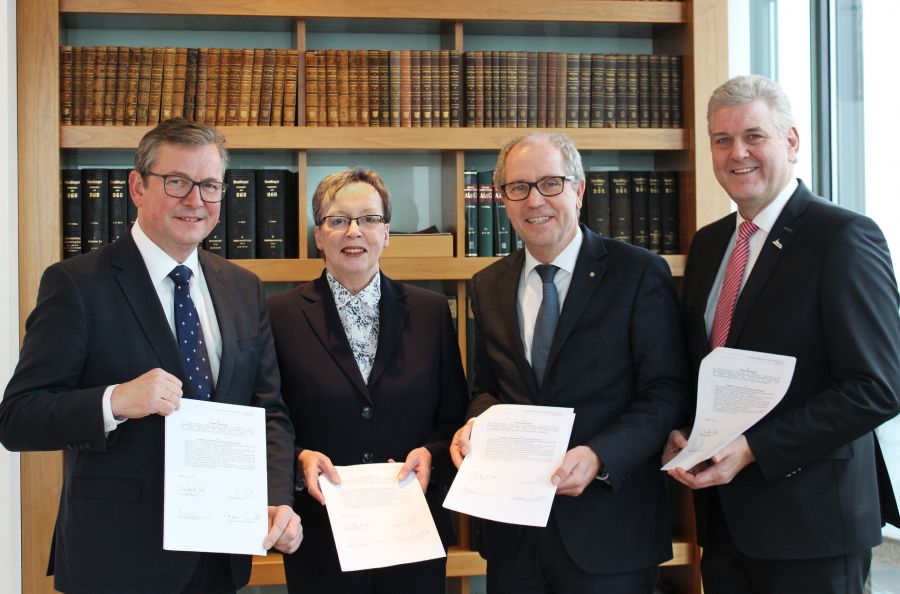 Haben den Startschuss für die Digitale Modellregion Ostwestfalen-Lippe gegeben (von links): Bürgermeister Michael Dreier (Paderborn), Regierungspräsidentin Marianne Thomann-Stahl, Landrat Manfred Müller (Paderborn) und Bürgermeister Werner Peitz (Delbrück).